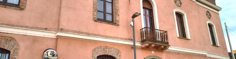 Palazzetto colore rosa com finestre e balcone